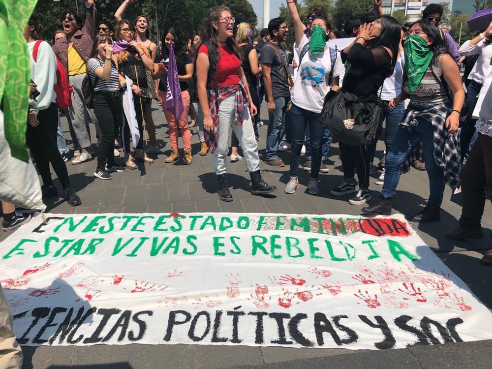  Llega a rectoría marcha de estudiantes de la UNAM por feminicidios