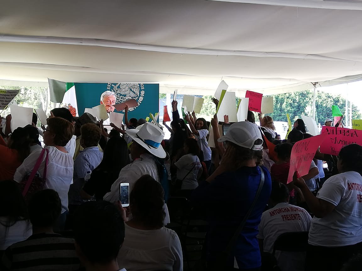 Antorchistas abuchean a AMLO durante entrega de apoyos en Querétaro