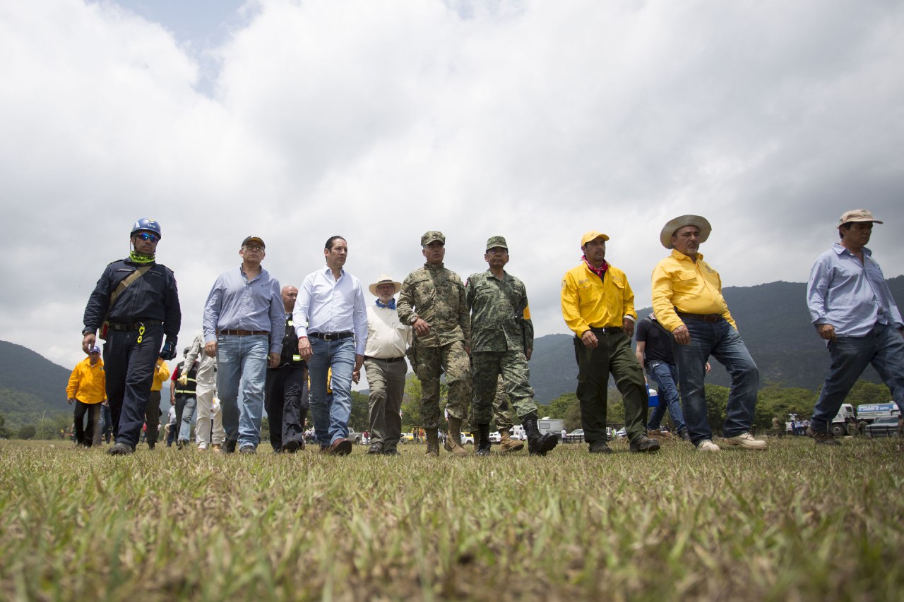  Gobierno de Querétaro seguirá apoyando a brigadistas que combaten incendio