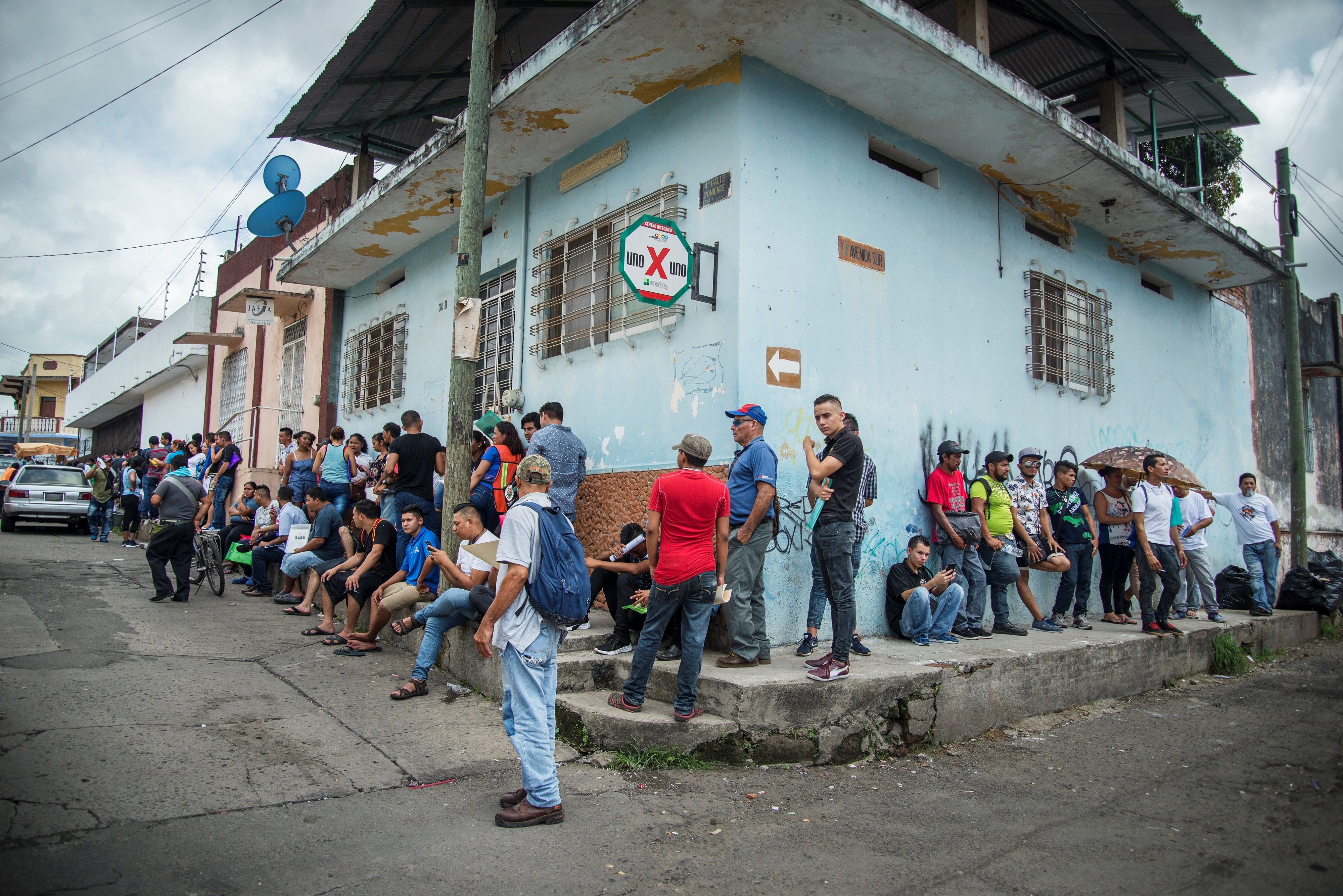  Migrantes buscan subsistir mientras aguardan regularización en México