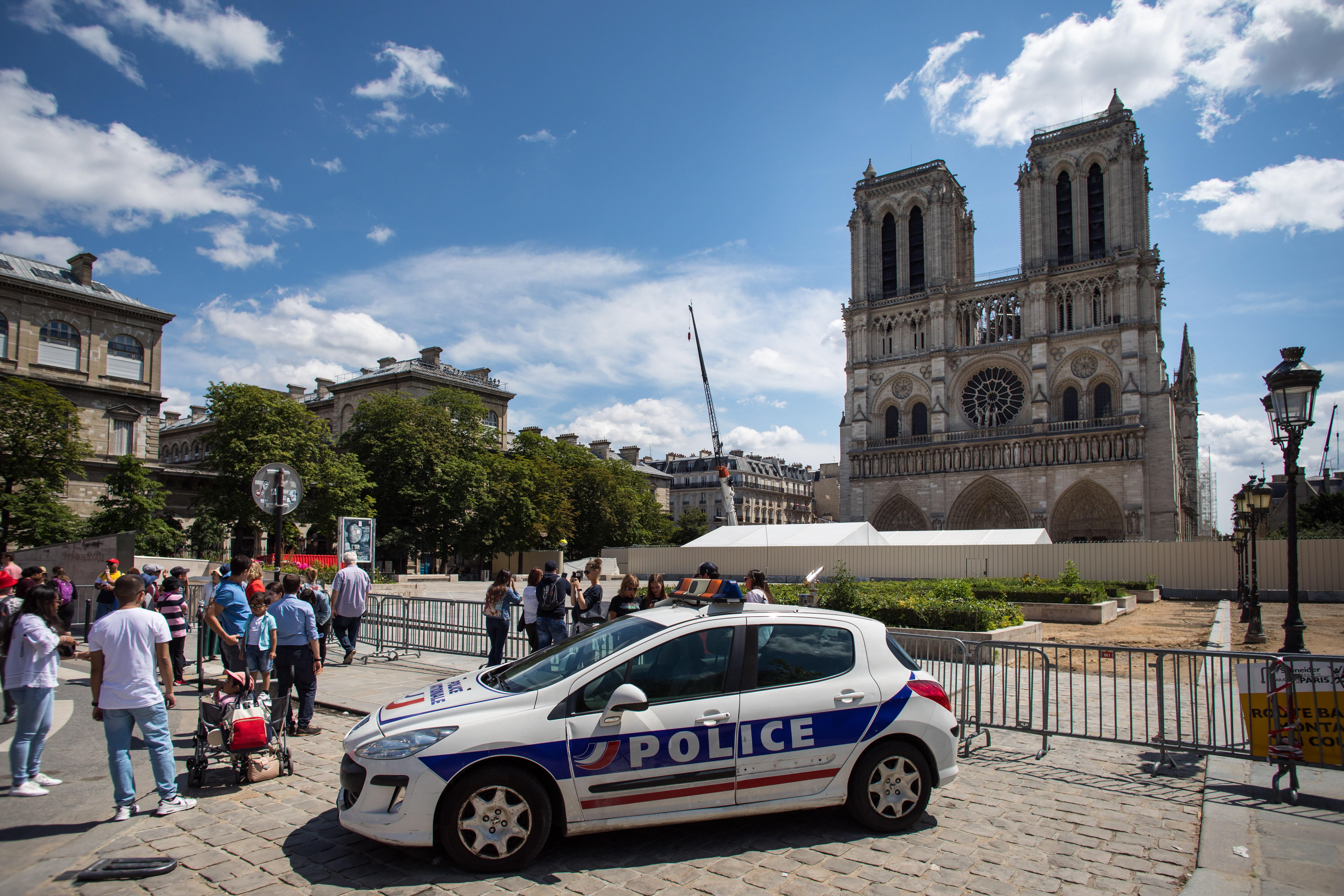  En condiciones precarias, Notre Dame celebra su primera misa tras el incendio