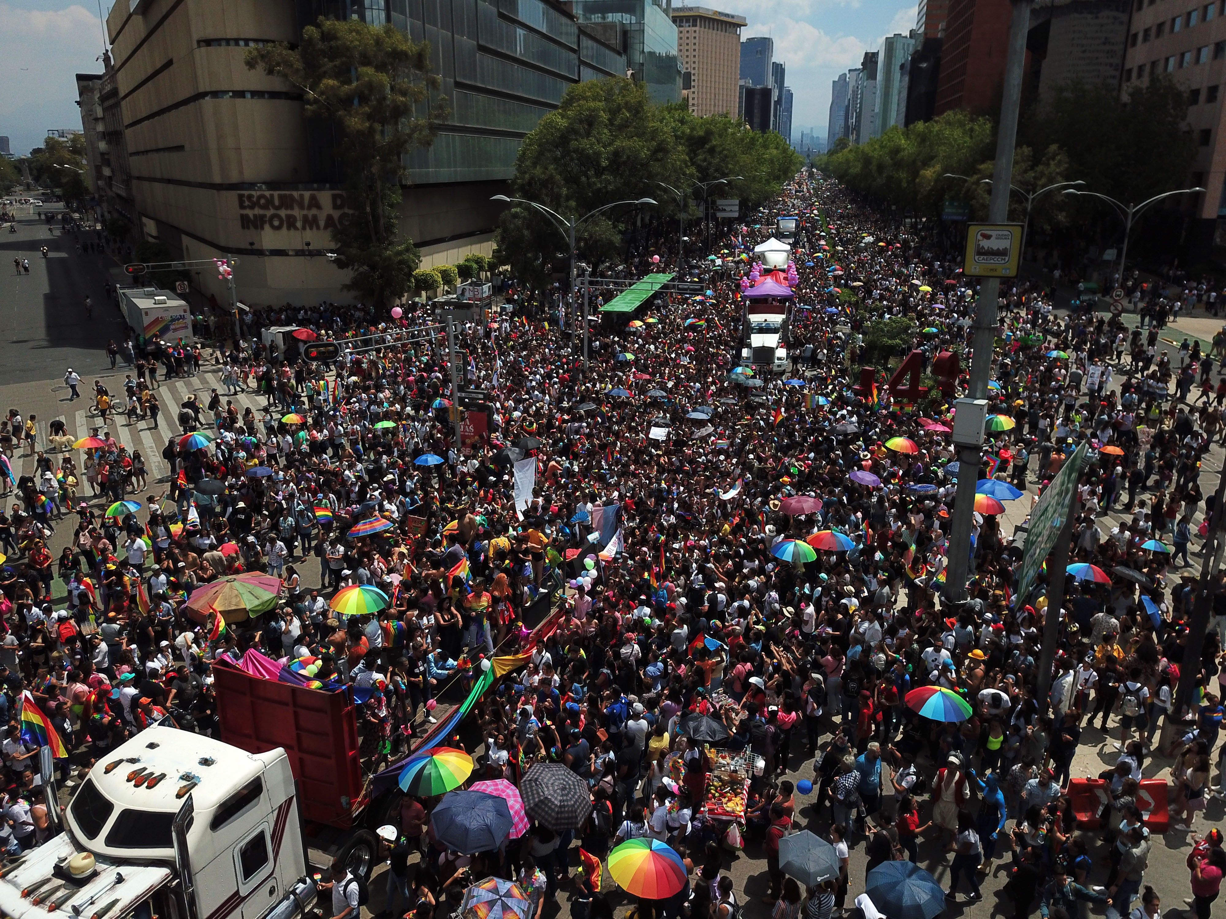  El orgullo LGBT muestra su músculo con marcha masiva en la CDMX