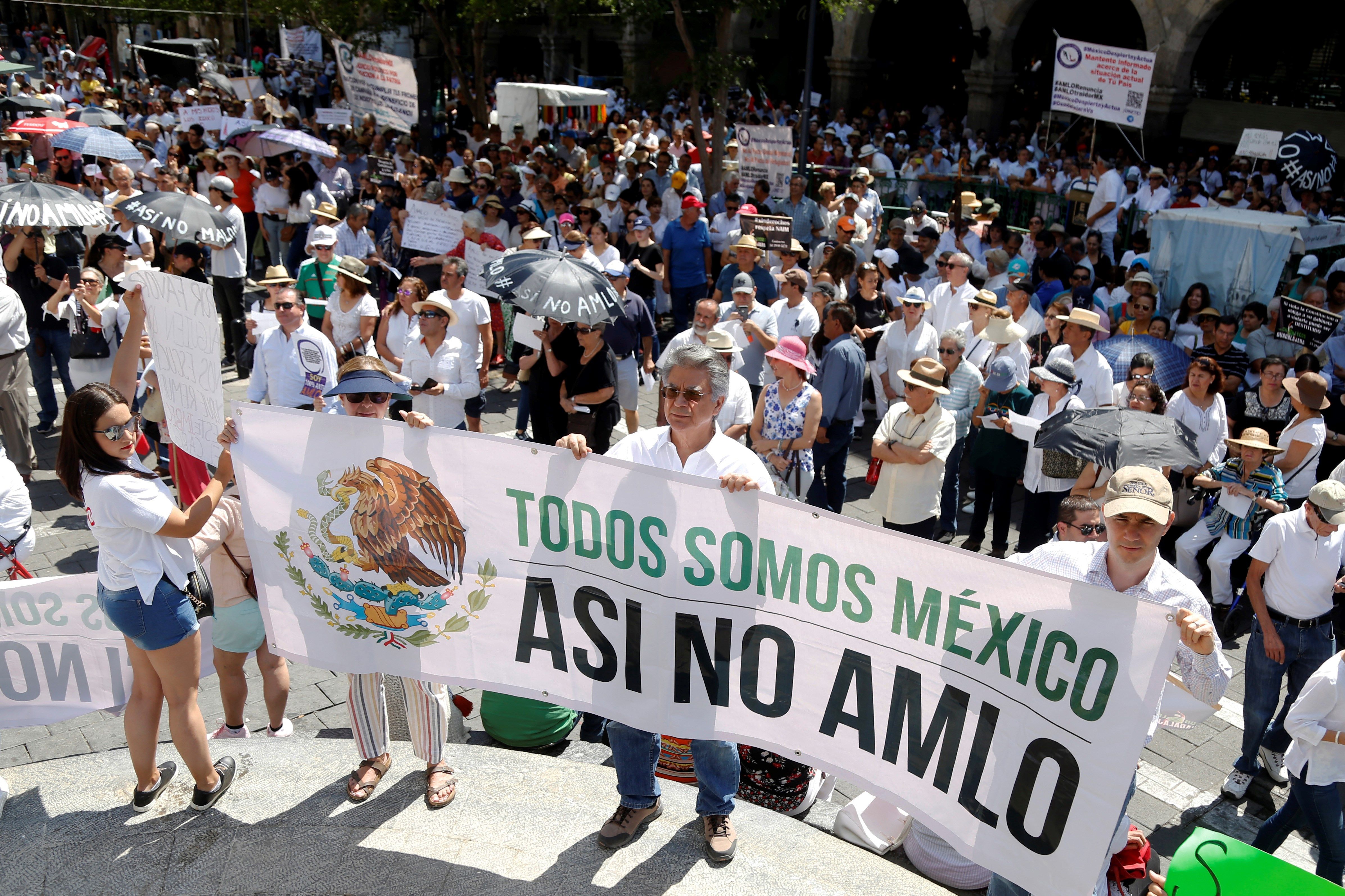 Miles marchan contra López Obrador a un año de su victoria