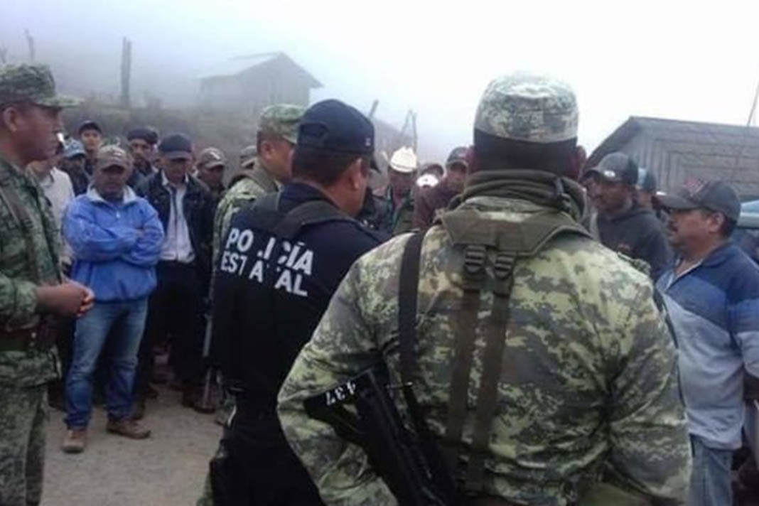  Campesinos retienen a militares y policías a cambio de fertilizantes en Guerrero