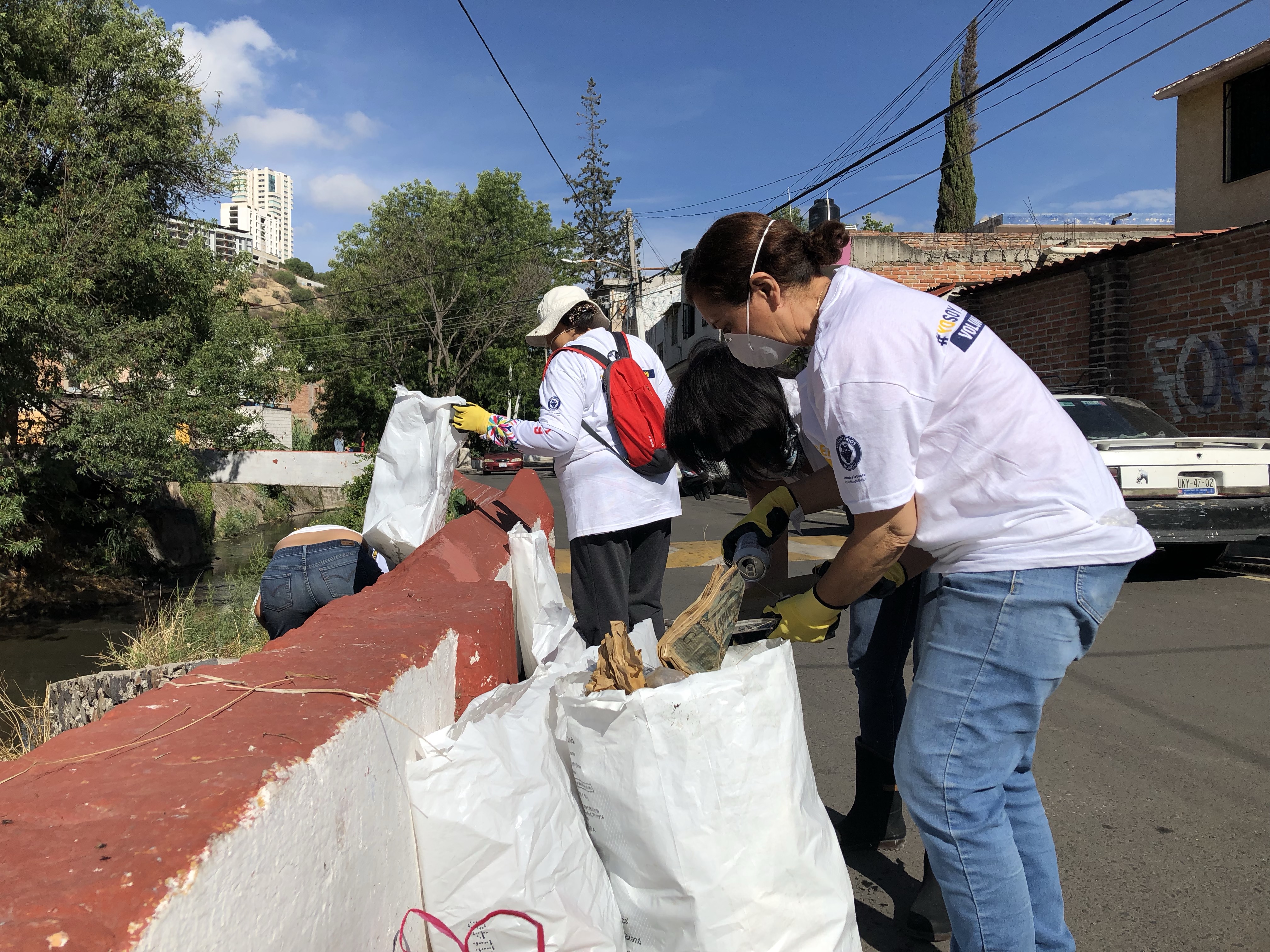  Ciudadanos continúan labores de limpieza en el Río Querétaro
