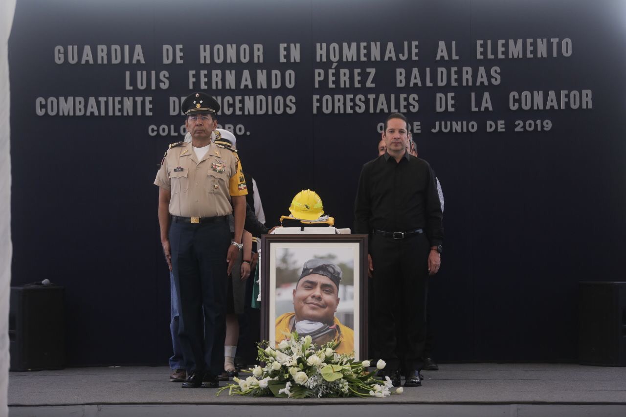  Pancho Domínguez hace guardia de honor a brigadista fallecido en la Sierra