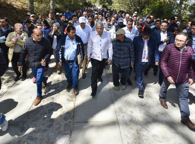  Programa para pavimentar caminos rurales disminuye migración, celebra AMLO