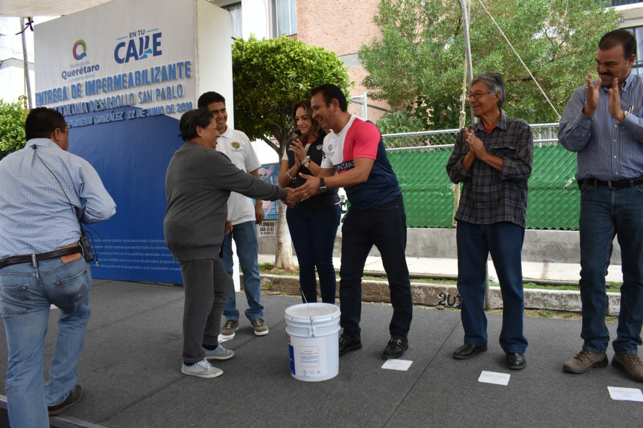  Municipio de Querétaro de Querétaro entrega impermeabilizante a vecinos de Desarrollo San Pablo