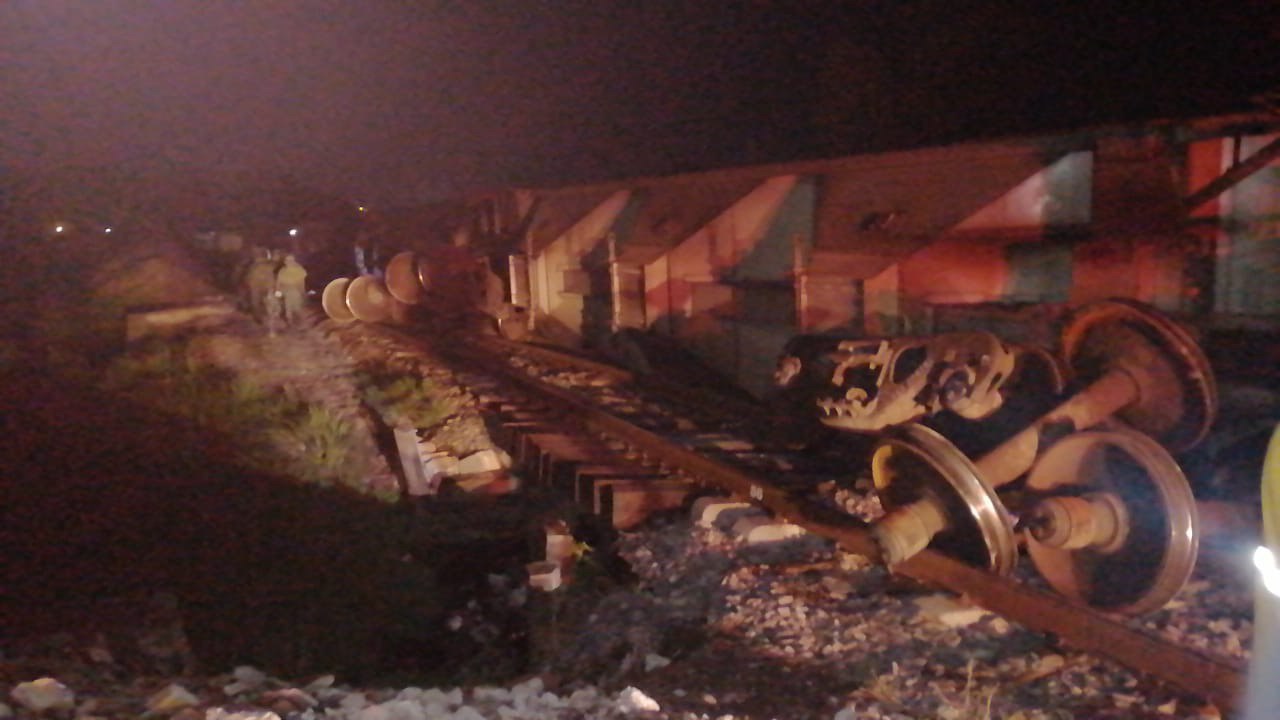  Tren cargado de maíz se descarrila en San Juan del Río