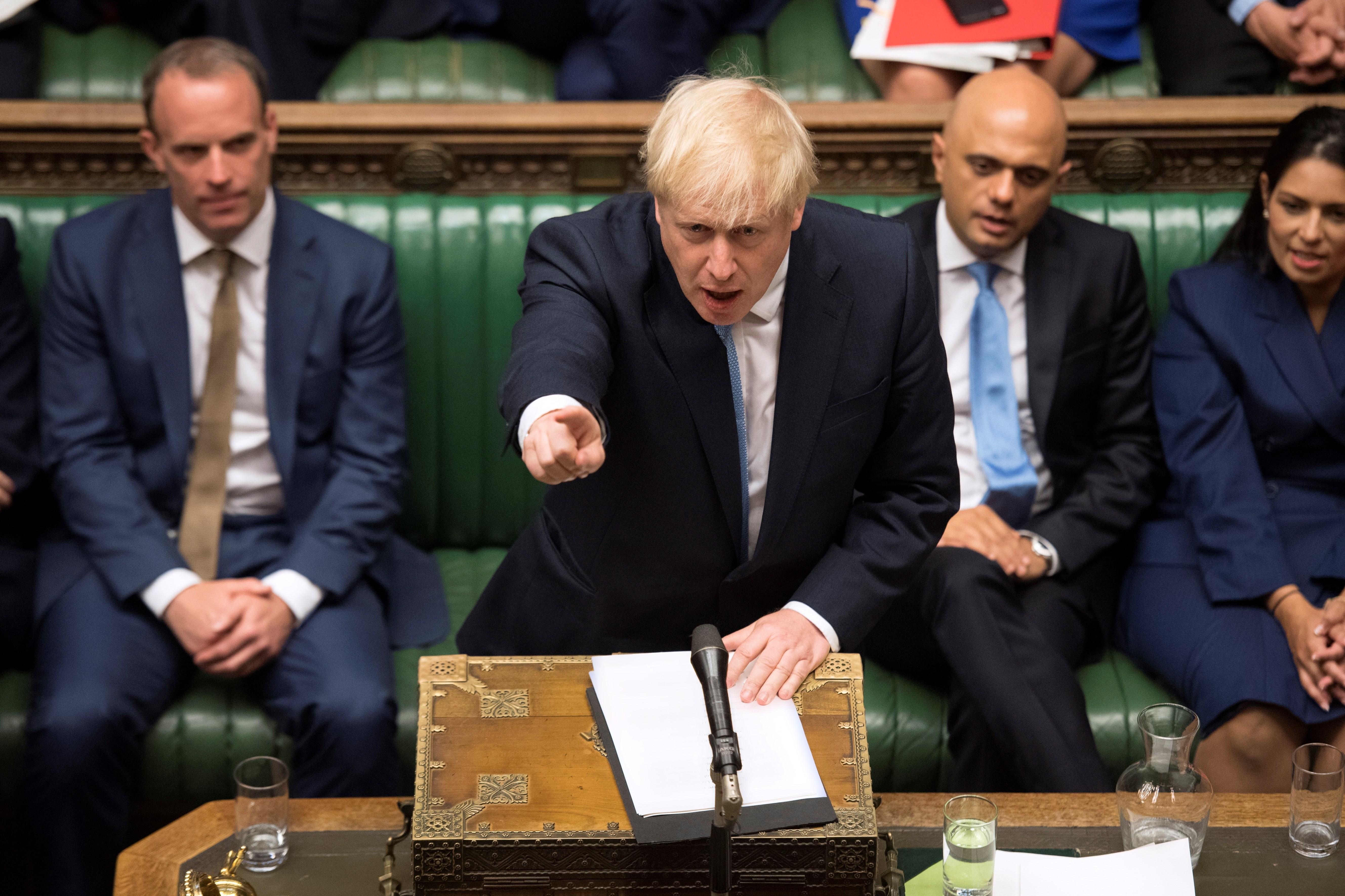  Johnson logra abrumadora mayoría en Reino Unido, según sondeo a pie de urna