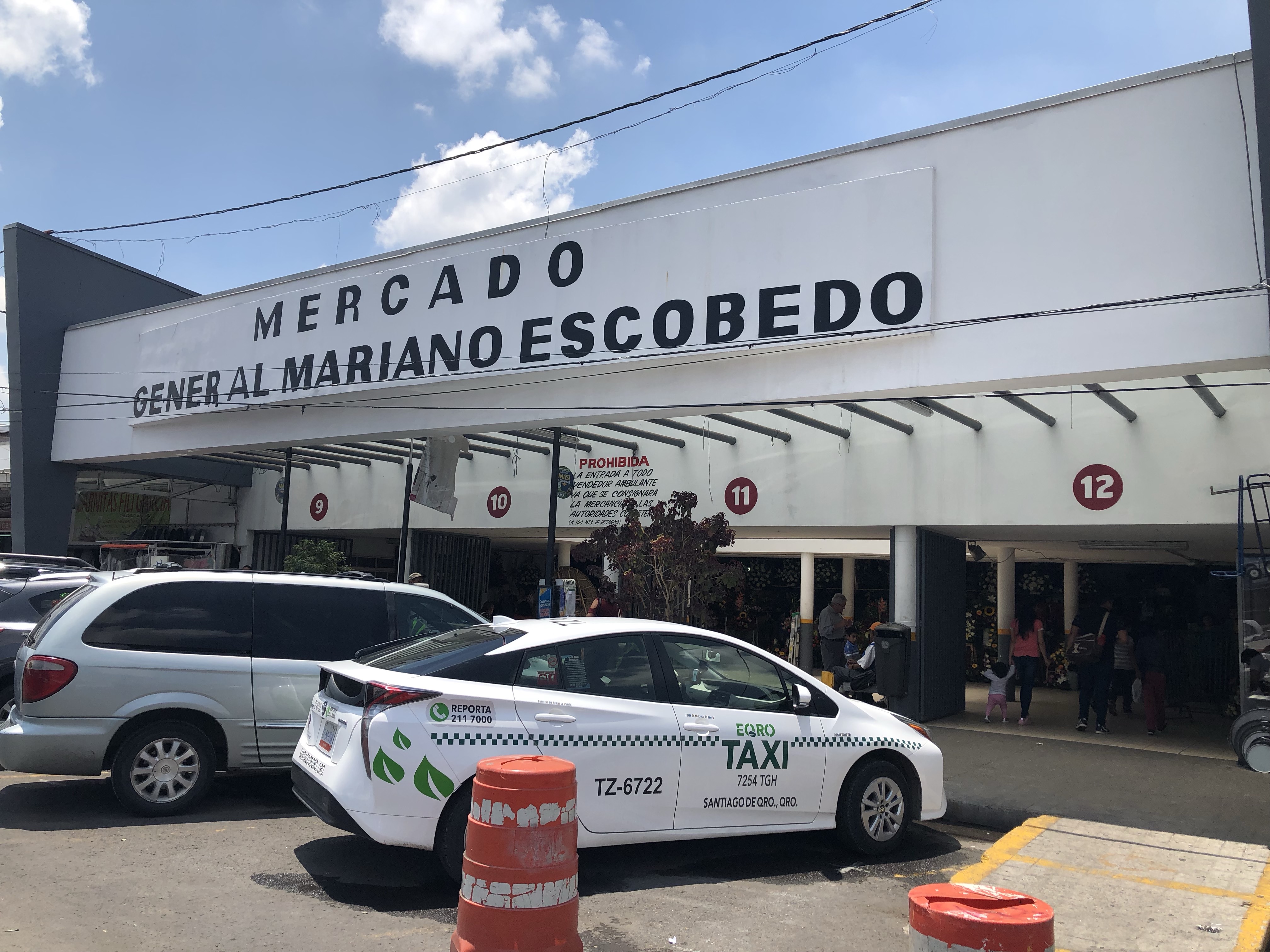  Locatarios de Mercado Escobedo retiran a ambulantes