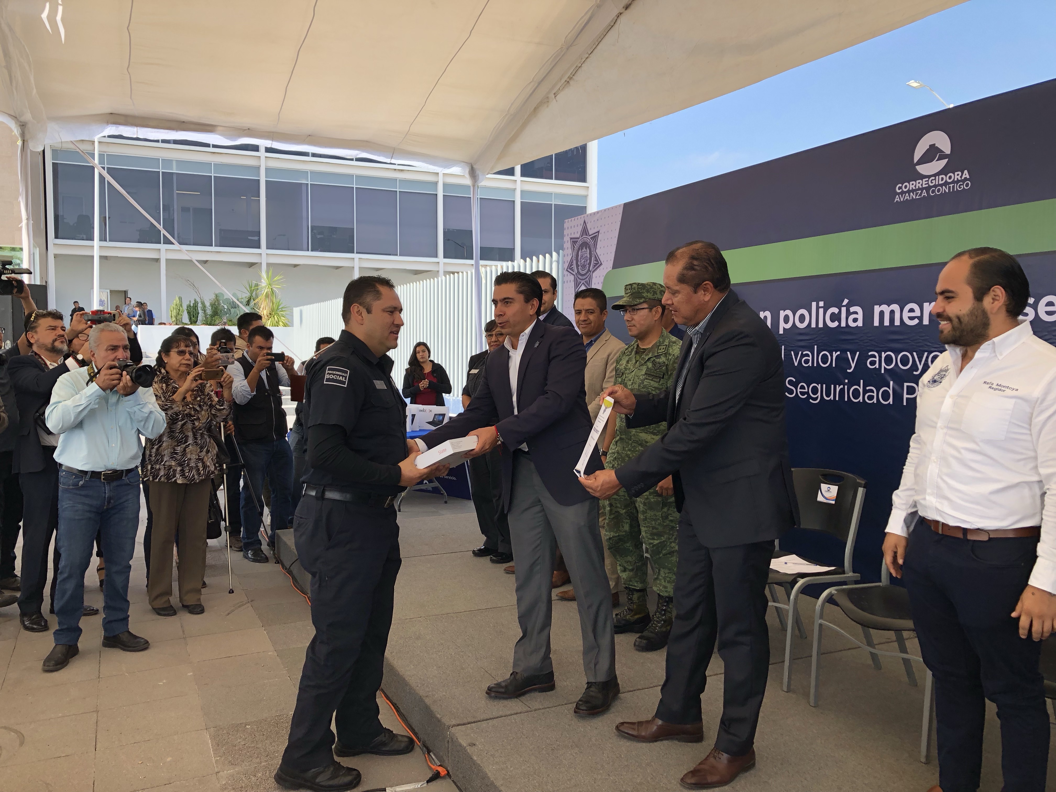  Entrega Roberto Sosa estímulos a policías de Corregidora