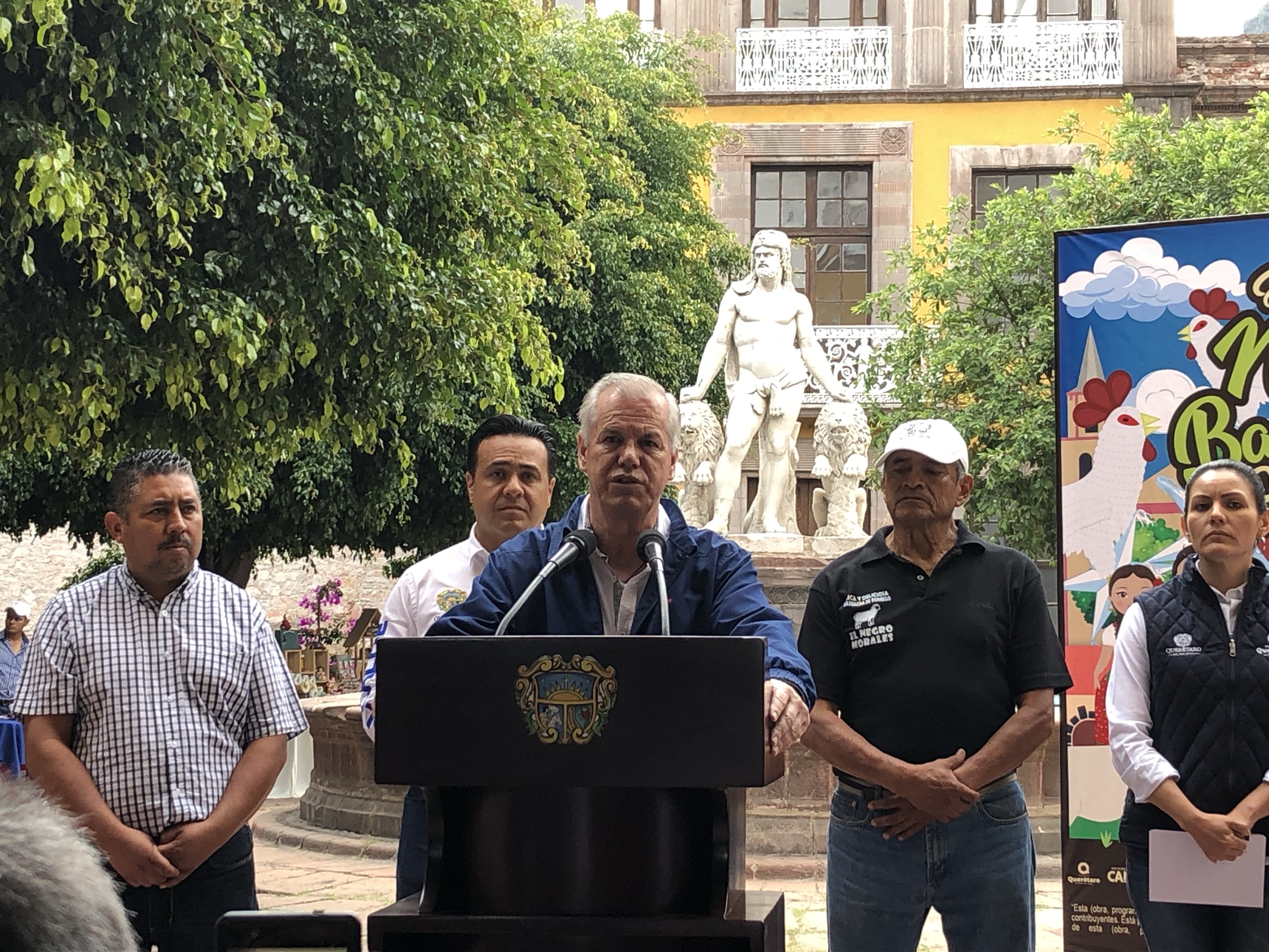  Gobierno municipal atiende a comerciantes que se manifiestan en Centro Cívico