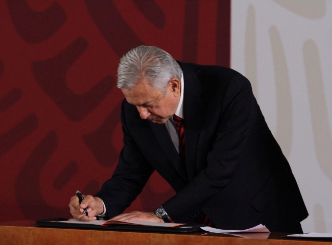  López Obrador firma ante notario público su compromiso de no reelección