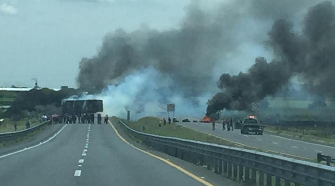  Tras balacera, pobladores bloquean autopista Querétaro-Irapuato