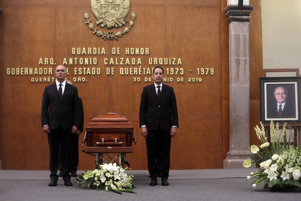  Misa del obispo y homenaje en palacio despiden al decano de los gobernadores