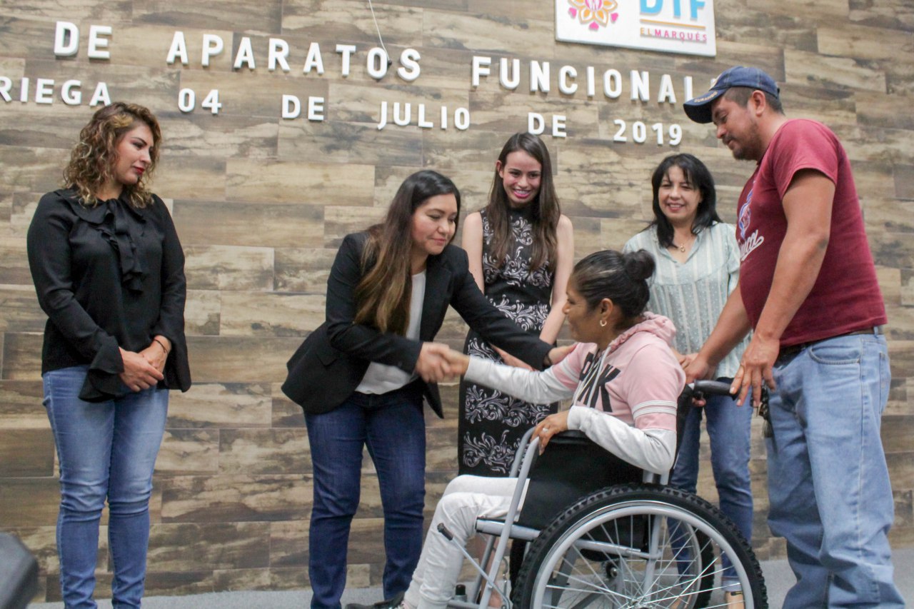  Entrega DIF de El Marqués aparatos a personas con discapacidad