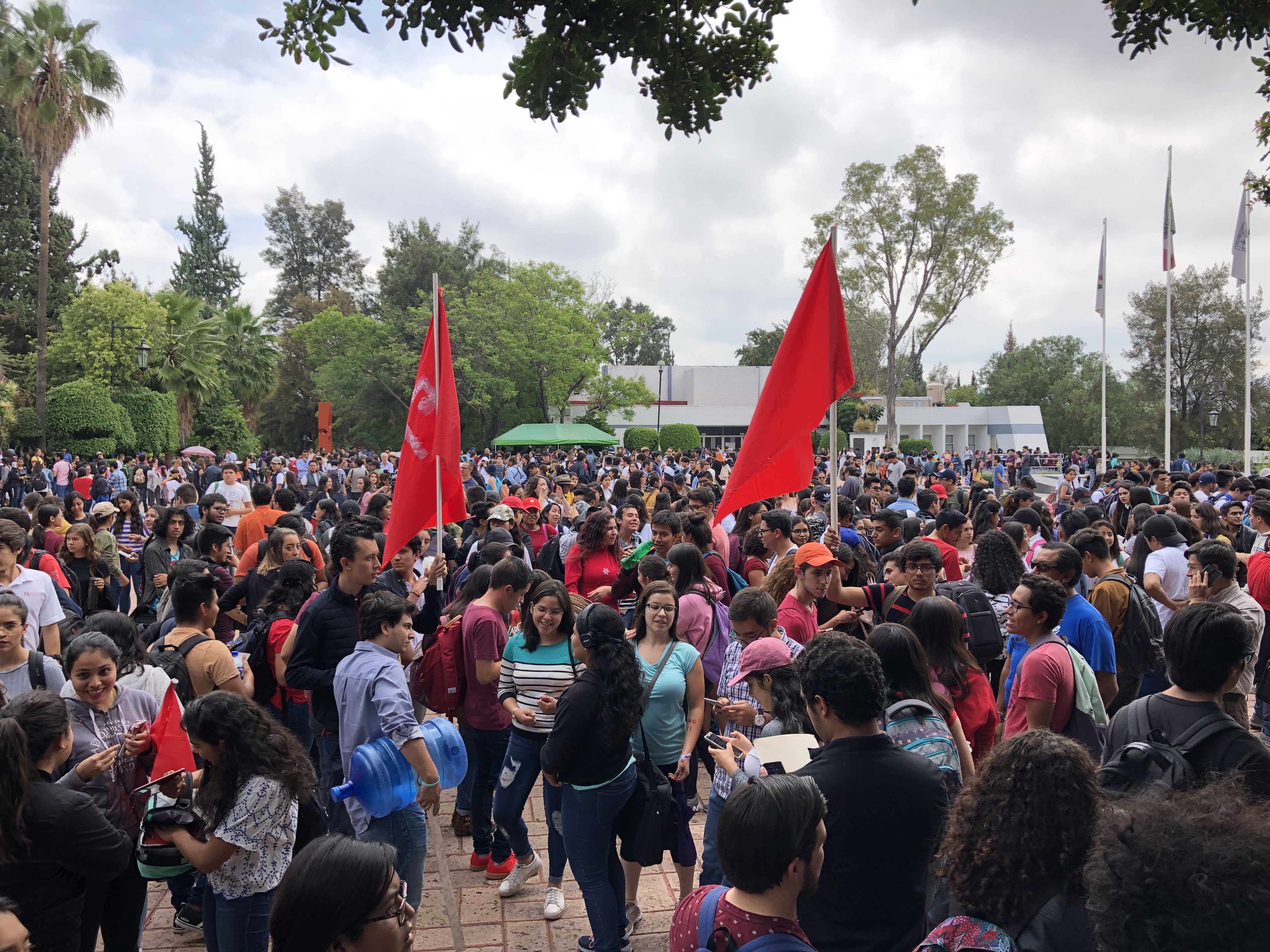  Estudiantes inician protesta contra aumento de tarifa del transporte