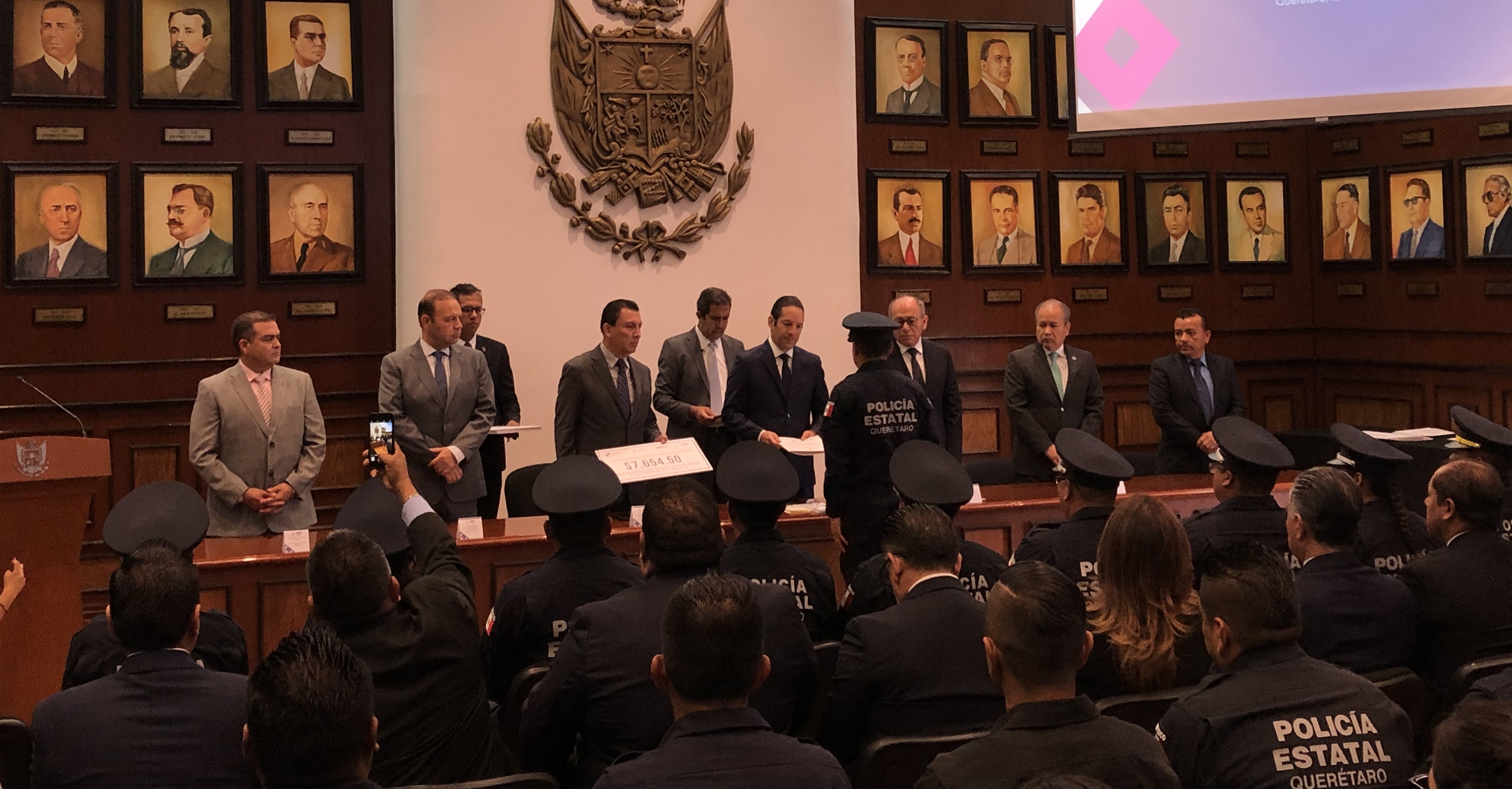  Entrega FDS reconocimientos y estímulos a policías, a 90 días del “10×100 Defendamos Querétaro”