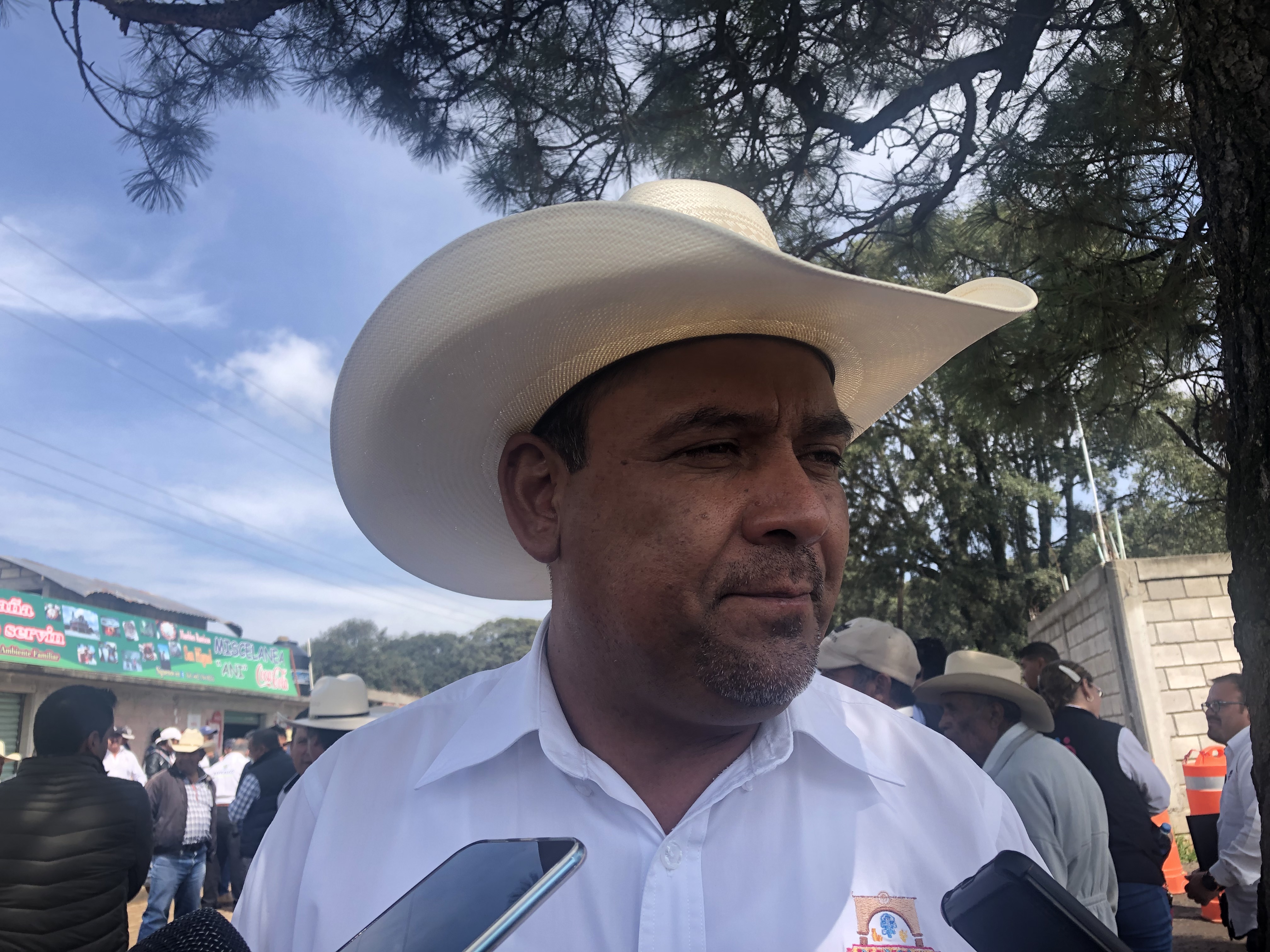  Autoridades de Amealco establecen diálogo con comerciantes de Santiago Mexquititlán