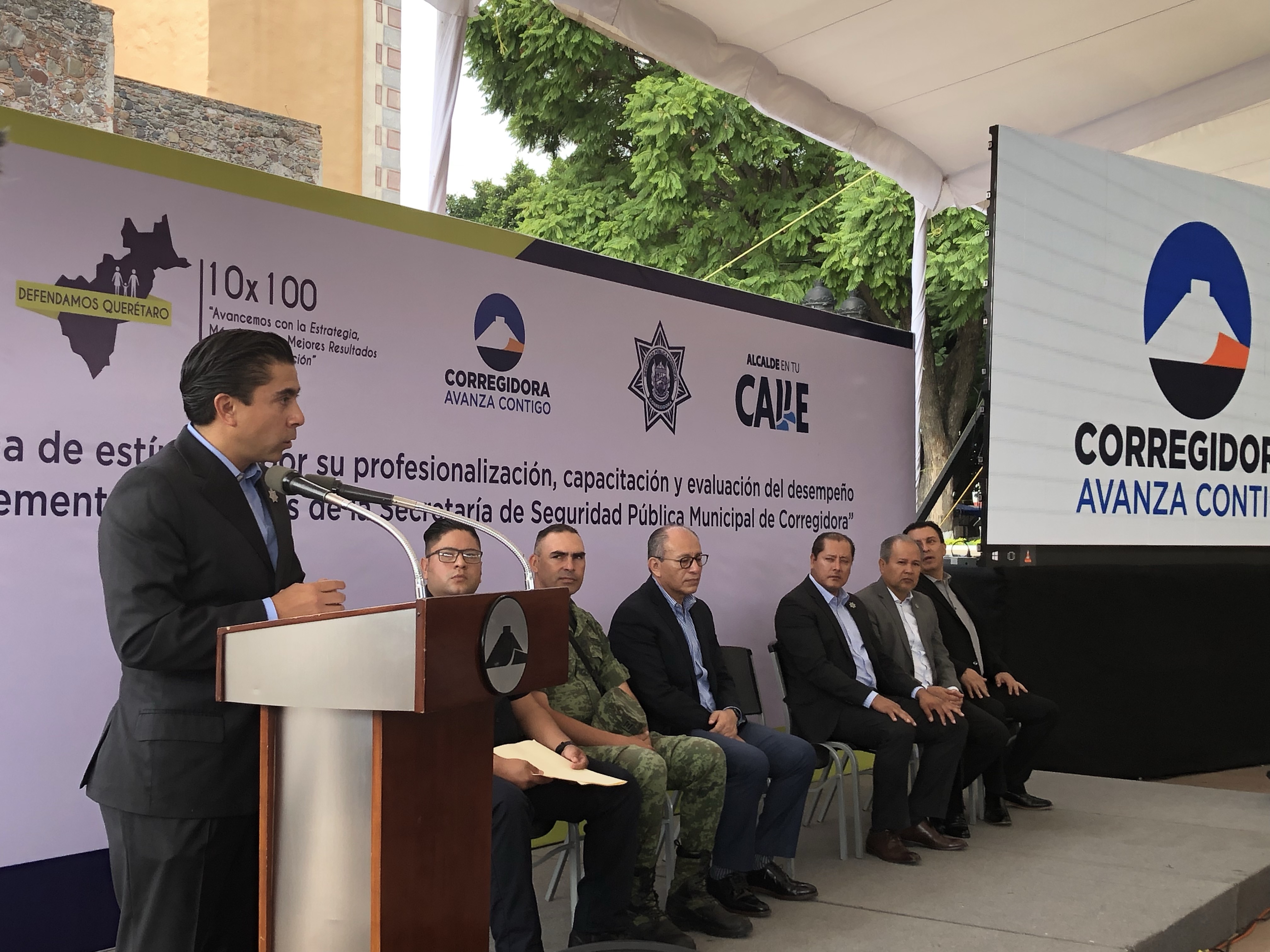  Entrega Roberto Sosa estímulos a policías de Corregidora