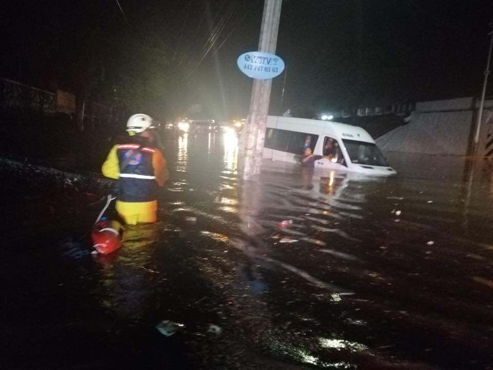 Por lluvia, transporte de personal queda varado en El Marqués