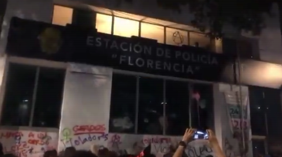  Mujeres indignadas incendian estación de policía en la Zona Rosa