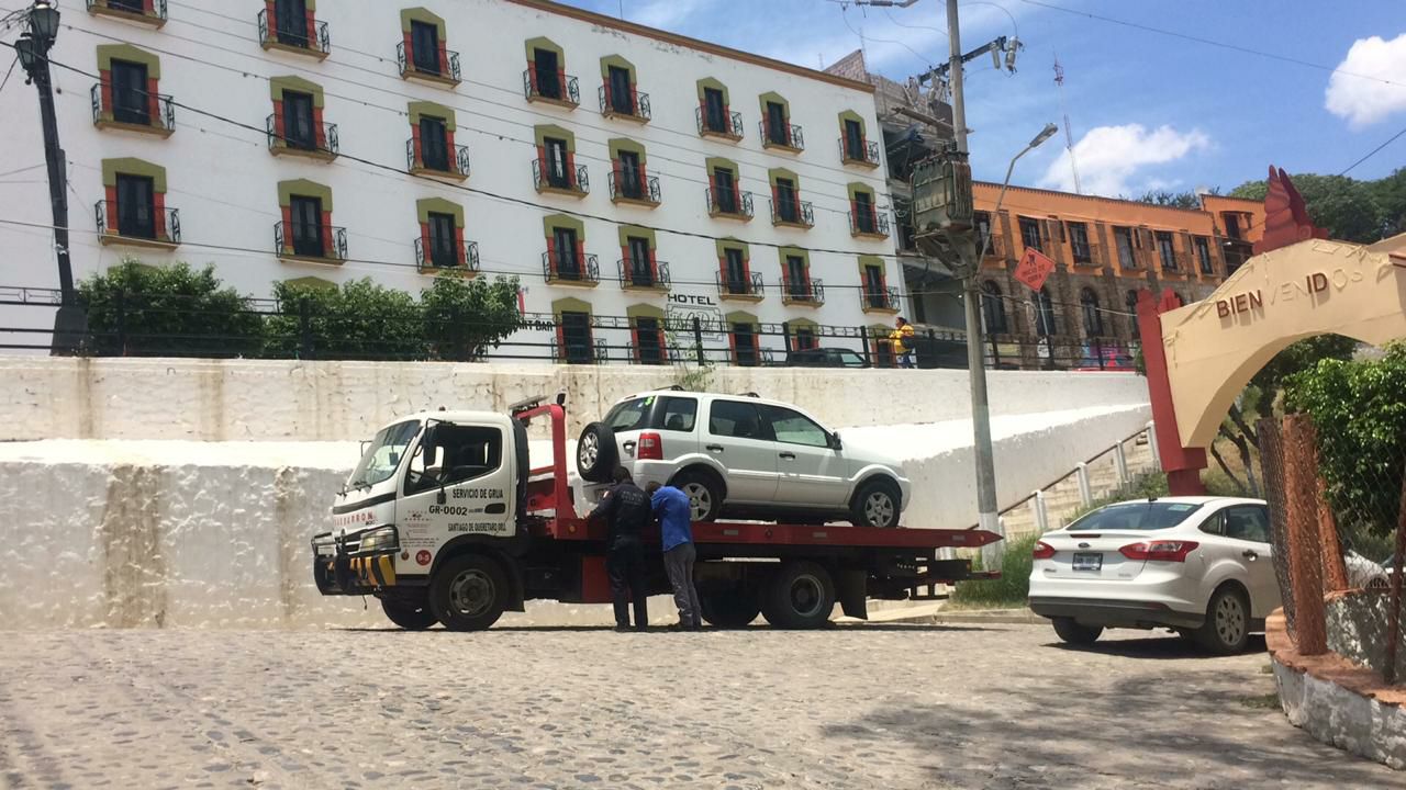  Policía Estatal recupera camioneta con reporte de robo en Jalpan de Serra