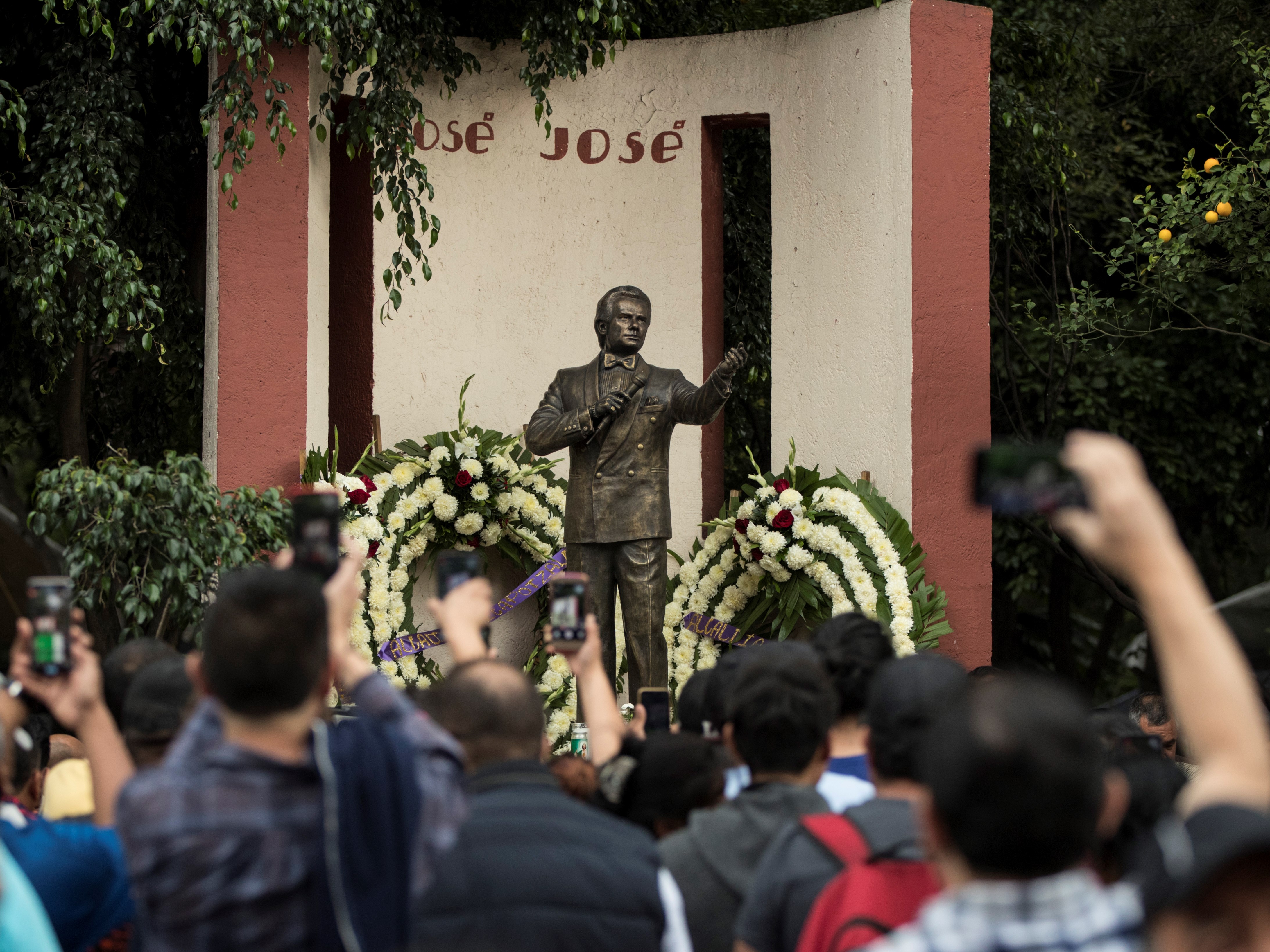  Hijos mayores de José José llegan a Miami