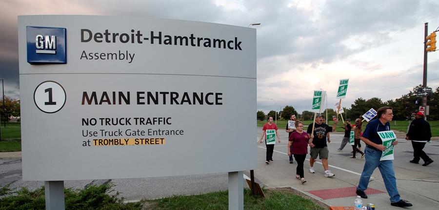  Casi 50 mil trabajadores de GM entran a su segundo día de huelga en EUA