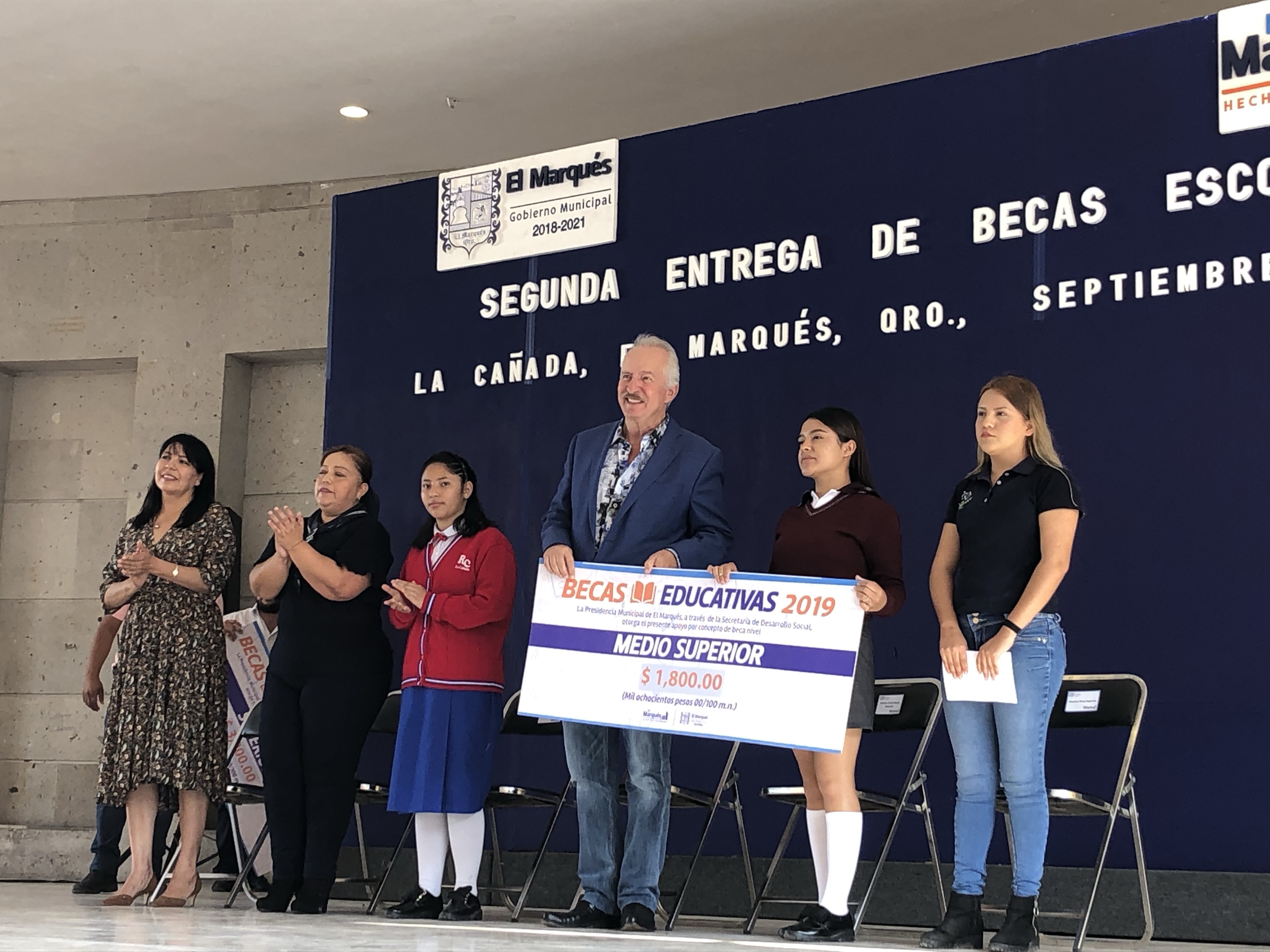  Entrega Vega Carriles 1 millón 500 mil pesos en becas escolares