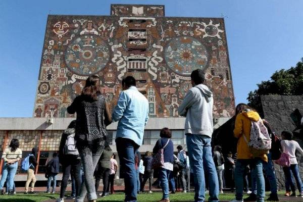  Alumnos de UNAM suspenden actividades por aniversario de Ayotzinapa