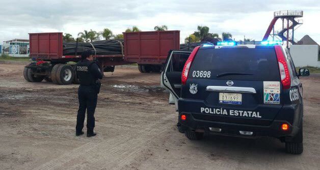  Policía estatal de Querétaro recupera un vehículo y una plataforma con varillas