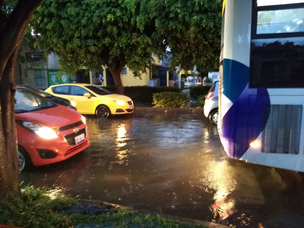 Lluvia deja encharcamientos en vialidades del municipio de Querétaro