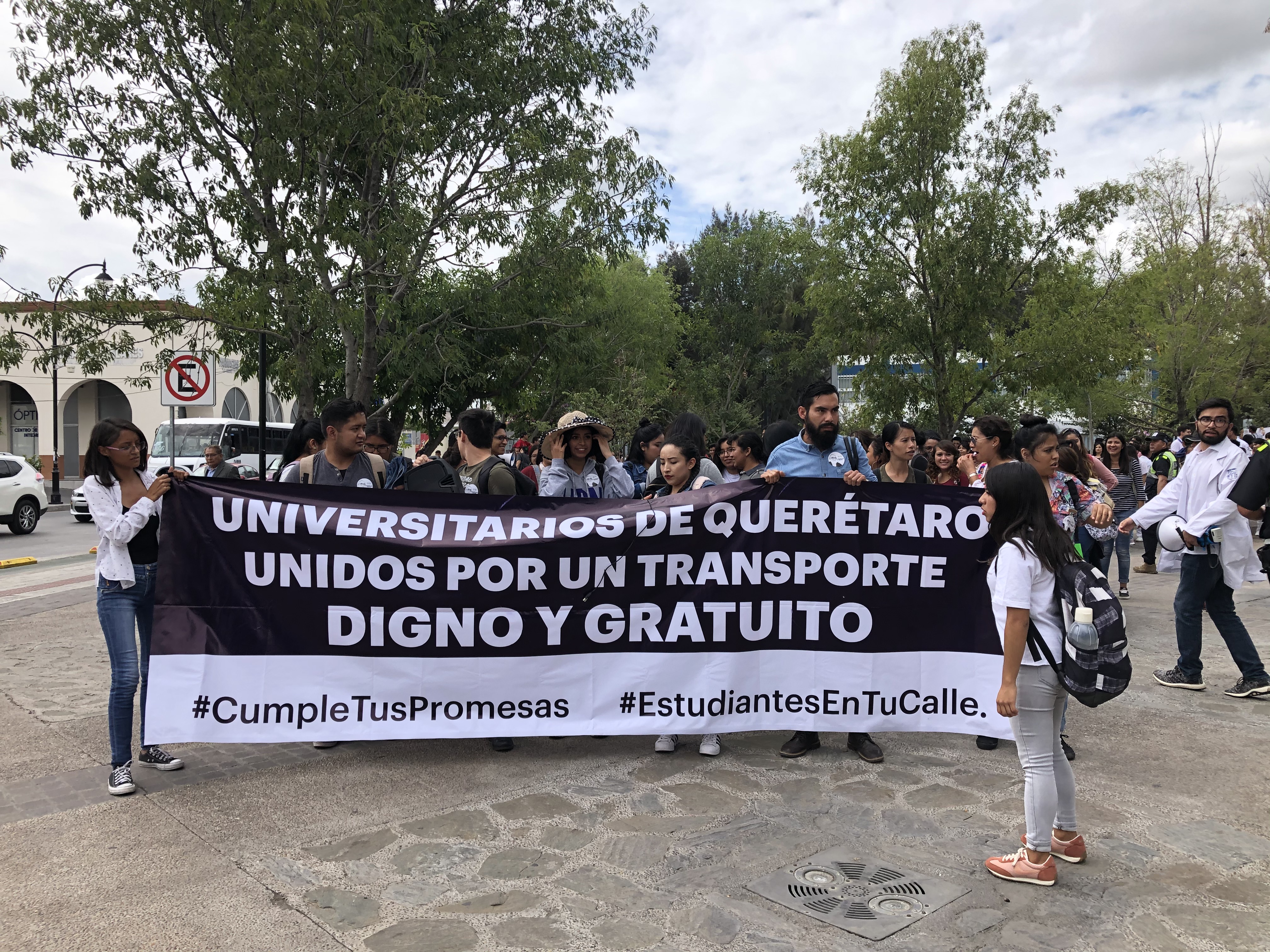  Estudiantes toman las calles de Querétaro en protesta por tarifas de Qrobús