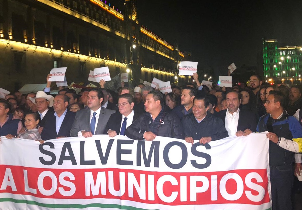  Se manifiestan alcaldes en Palacio Nacional para pedir más recursos