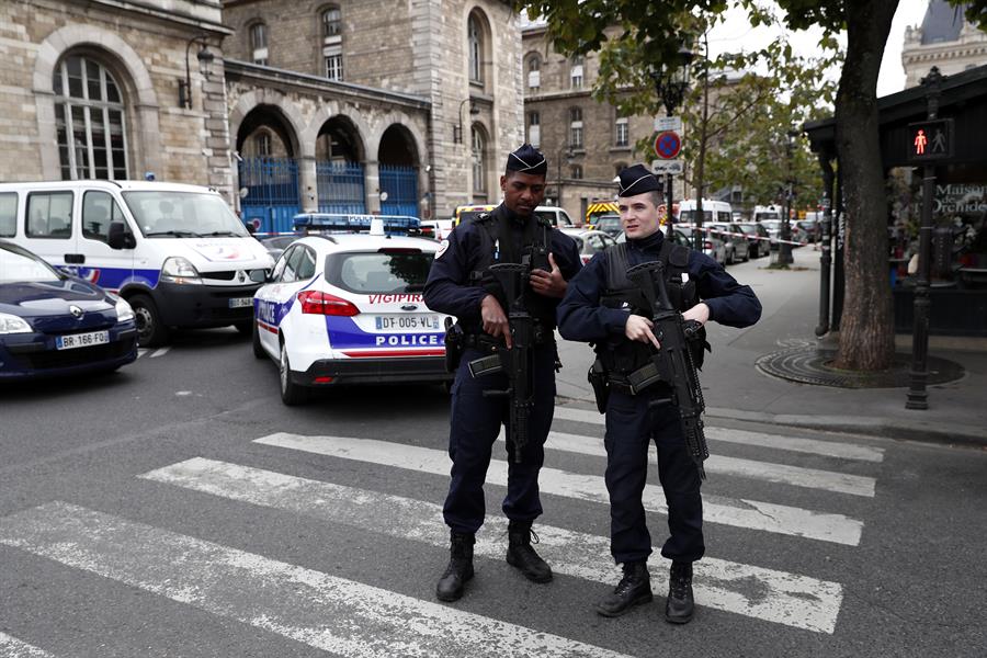  Cuatro muertos deja ataque con cuchillo en jefatura de policía de París