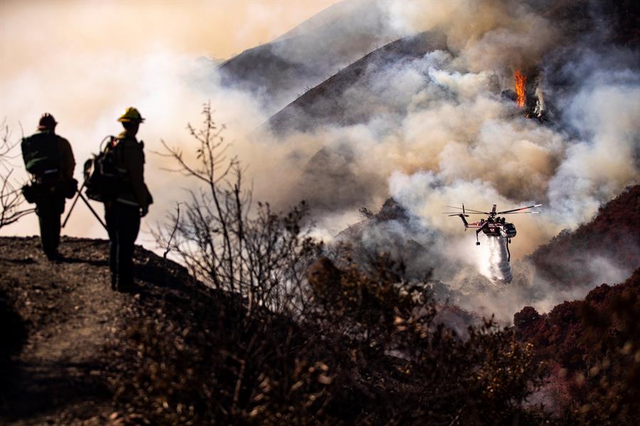  Cientos de miles siguen evacuados por los fuertes incendios en California