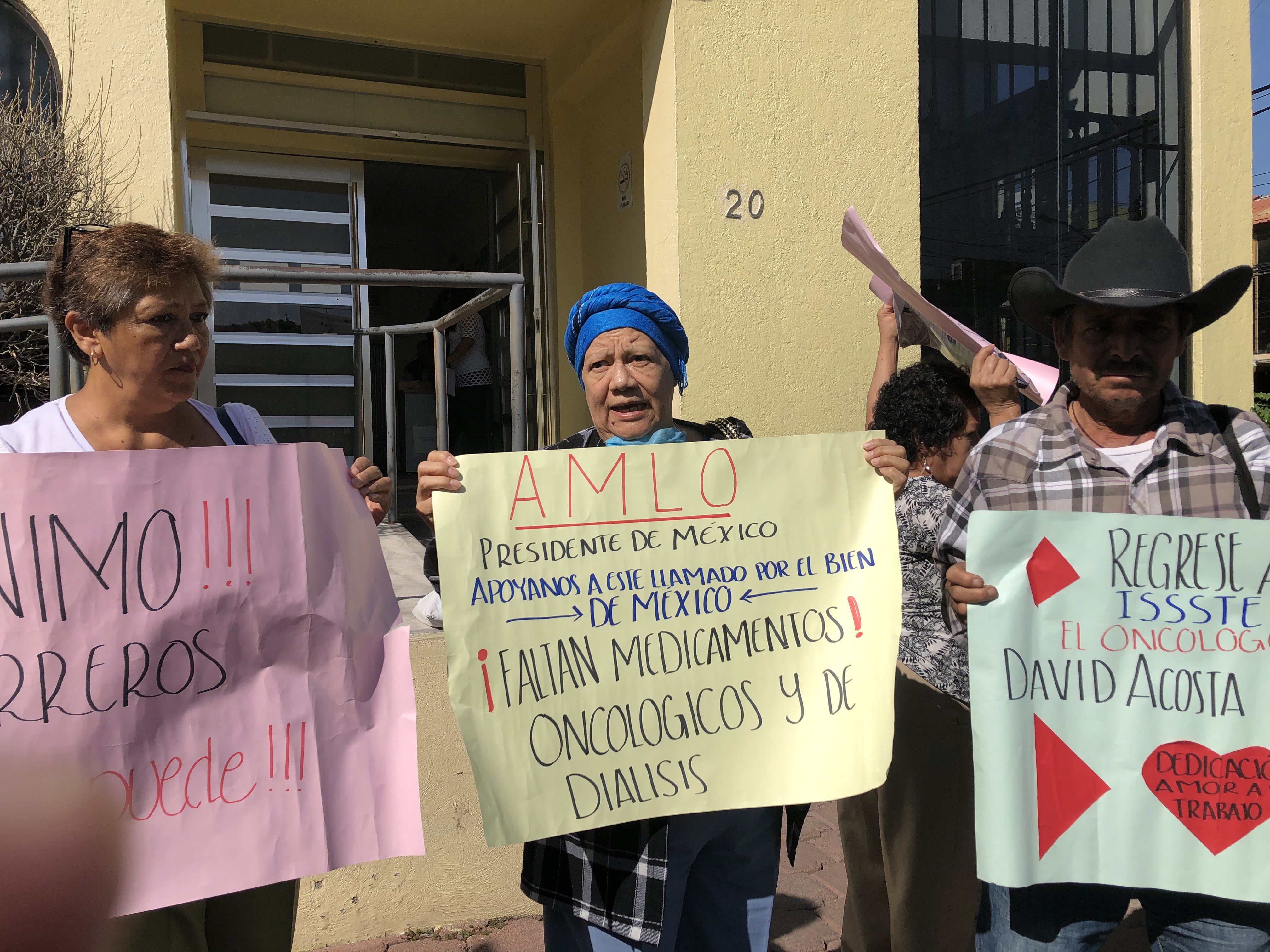  Pacientes con cáncer se manifiestan contra el ISSSTE en Querétaro