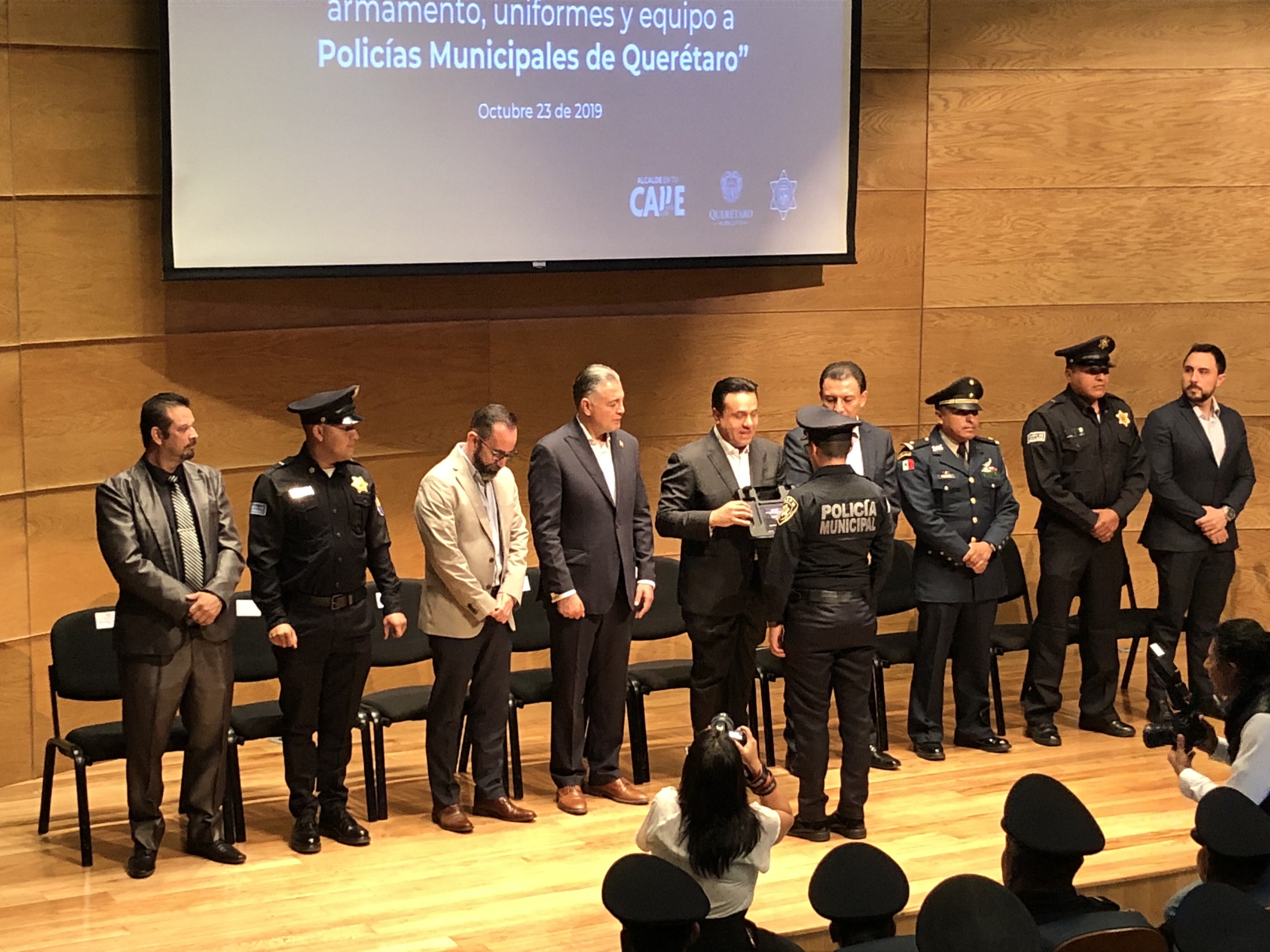  Luis Nava dota de reconocimientos, armas y uniformes a policías municipales