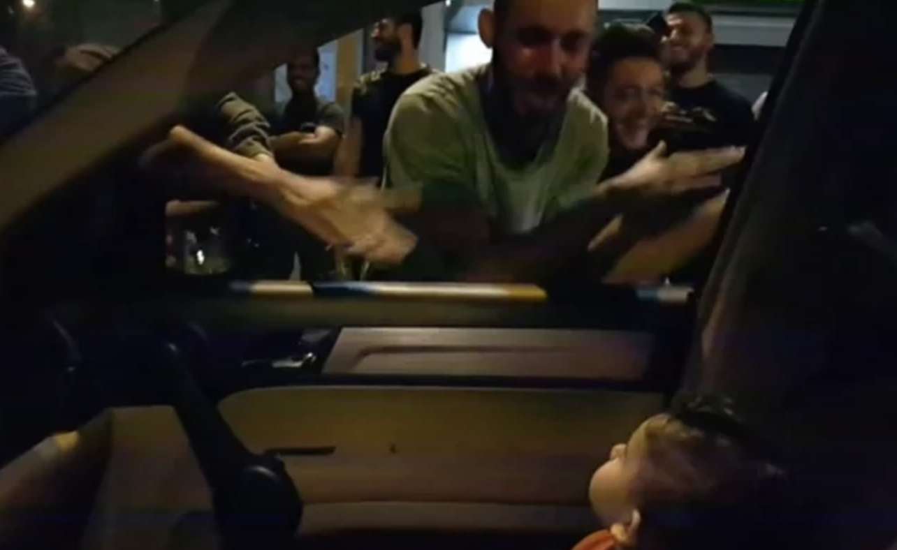  Manifestantes de Libano cantan “Baby Shark” a un bebe asustado por los gritos