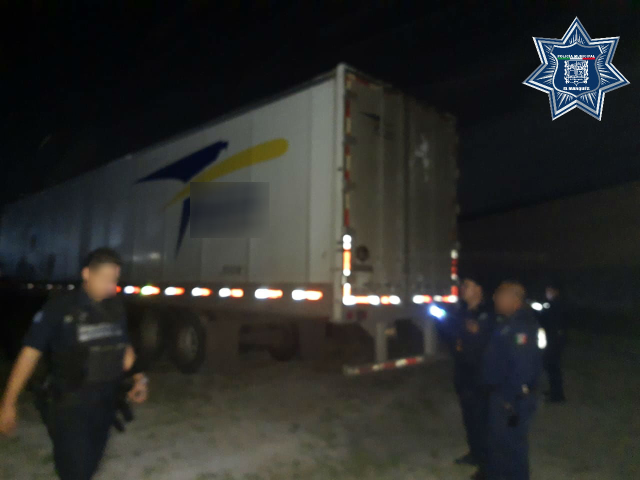  Policías de El Marqués resguardan camión con reporte de robo