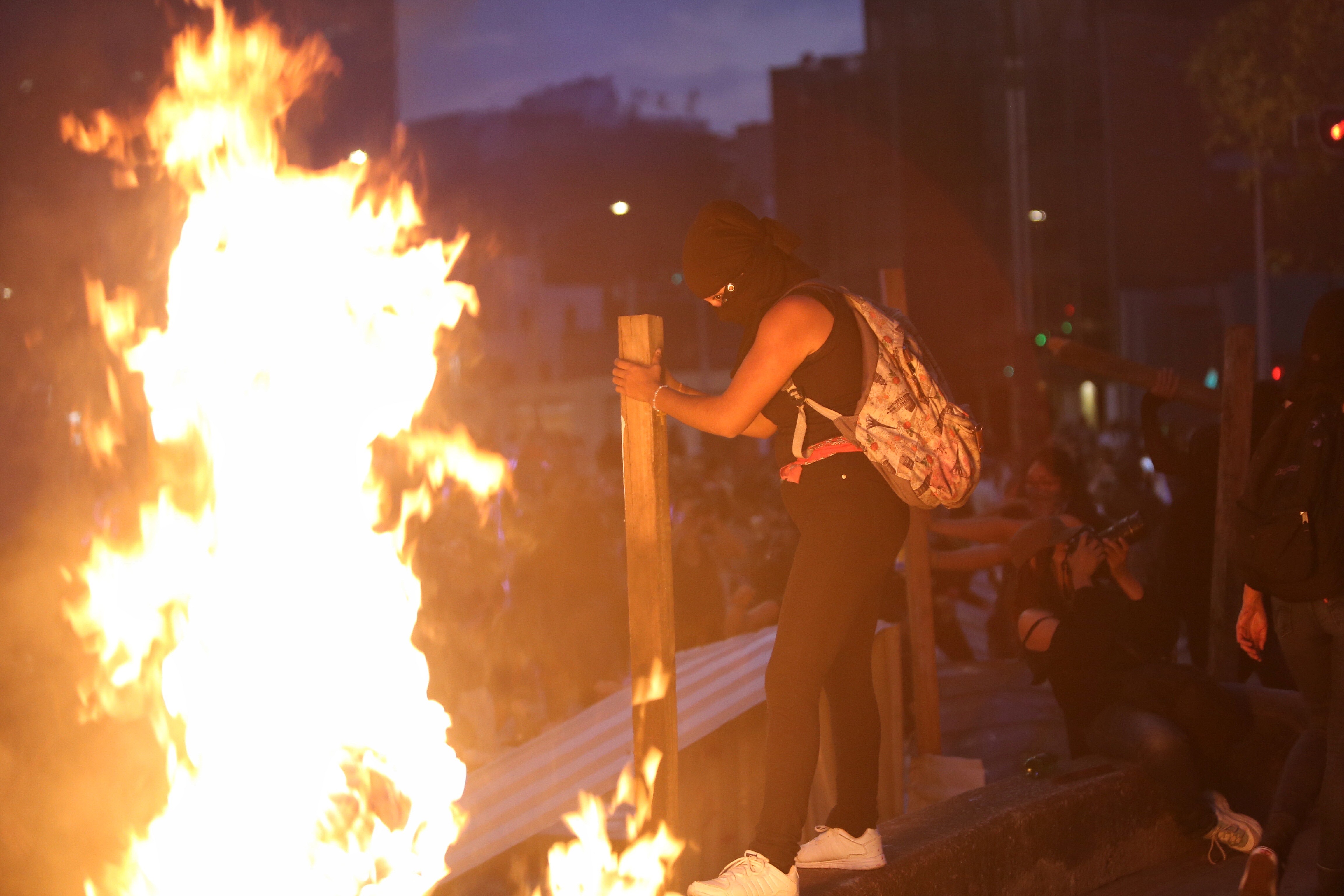  Ante récord de feminicidios, mujeres rompen vallas y vandalizan monumentos en la CDMx