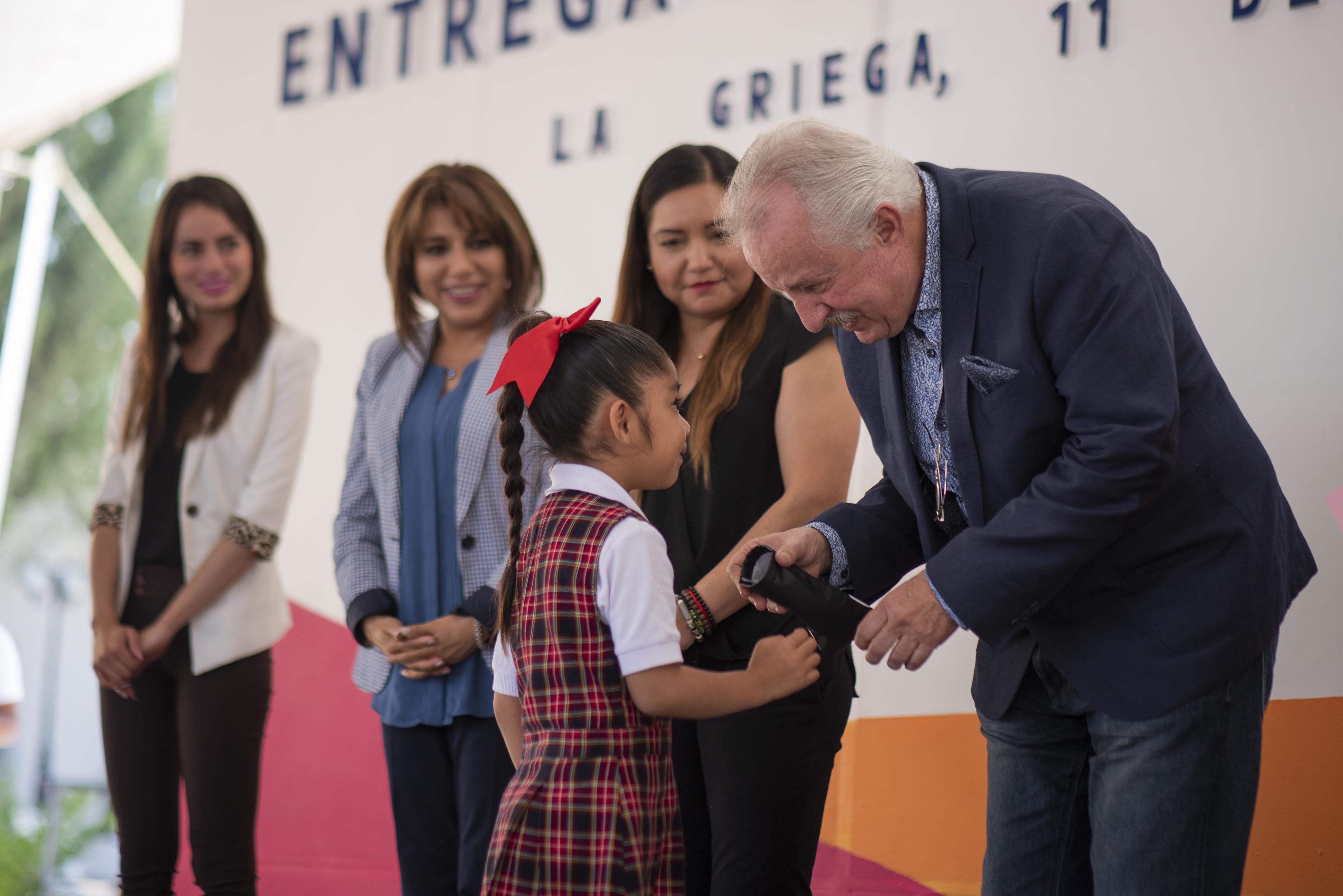  Enrique Vega entrega lentes a 110 estudiantes de El Marqués