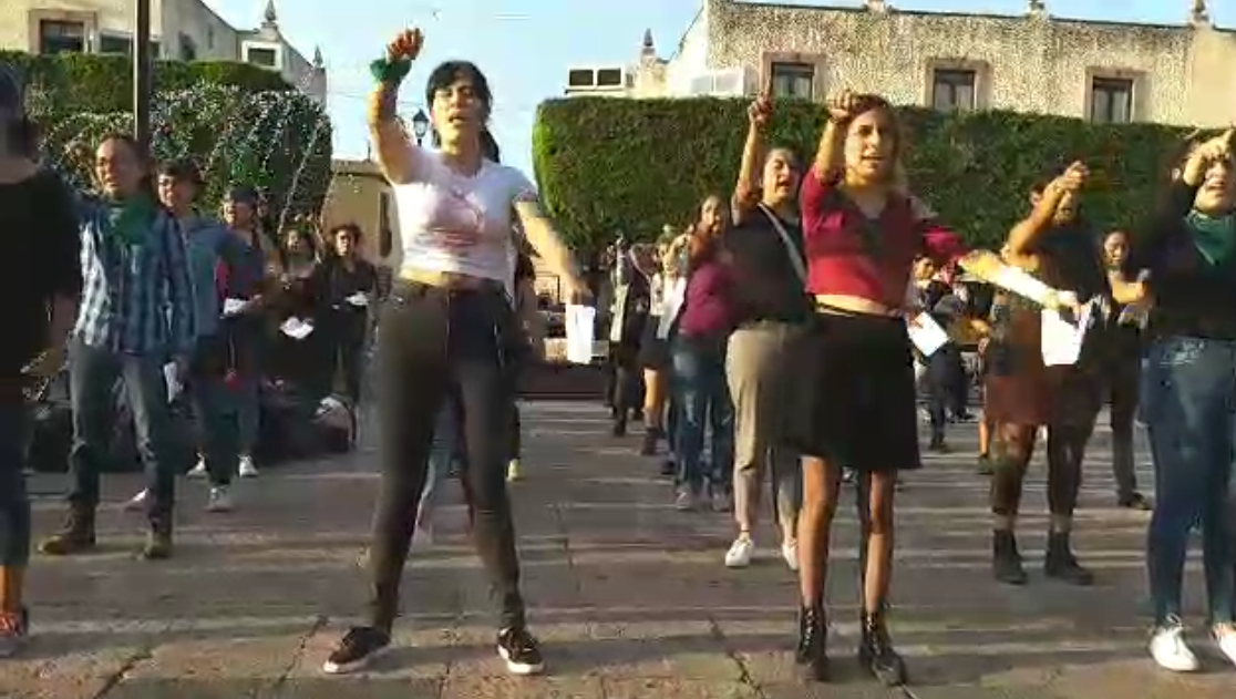  Jóvenes queretanas se suman al performance chileno “Un violador en tu camino”