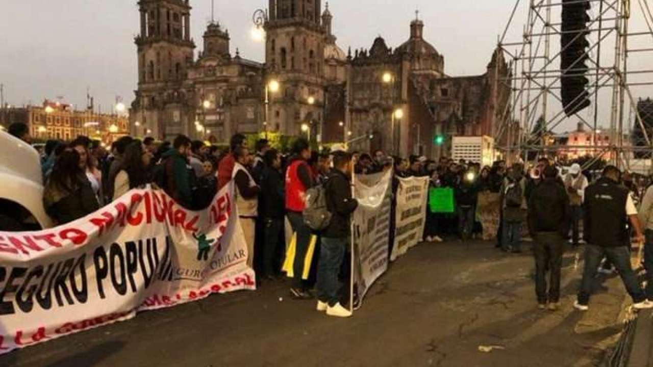  Trabajadores del Seguro Popular protestan en Palacio Nacional