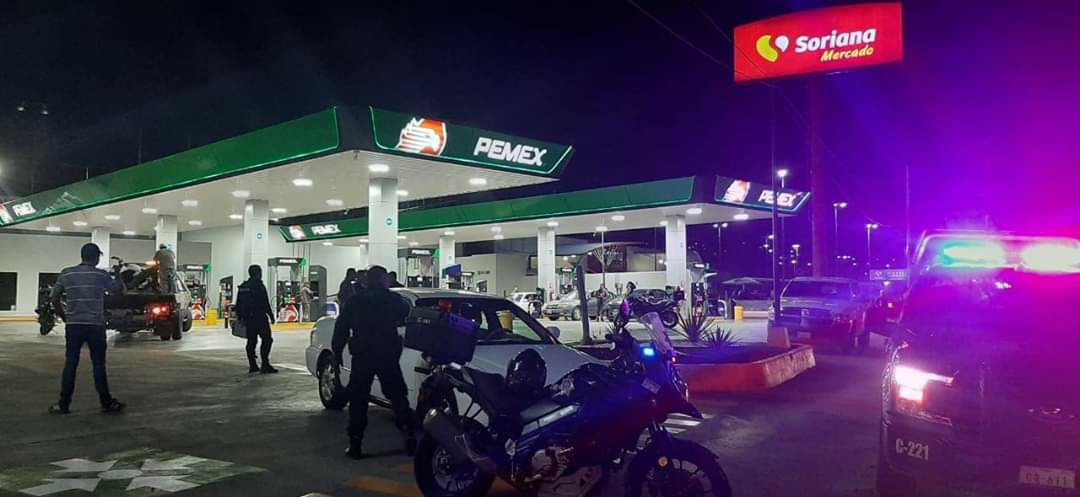  Detienen a un hombre y una mujer por asaltar gasolinera en Corregidora