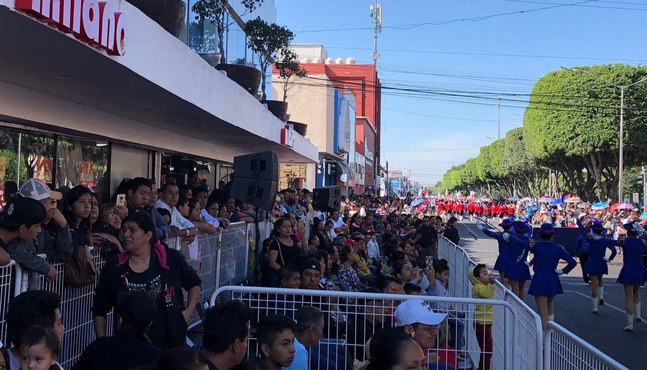  Disfrutan miles de queretanos el tradicional desfile por la Revolución Mexicana