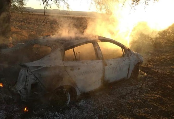  Encuentran taxi en llamas en comunidad de El Marqués