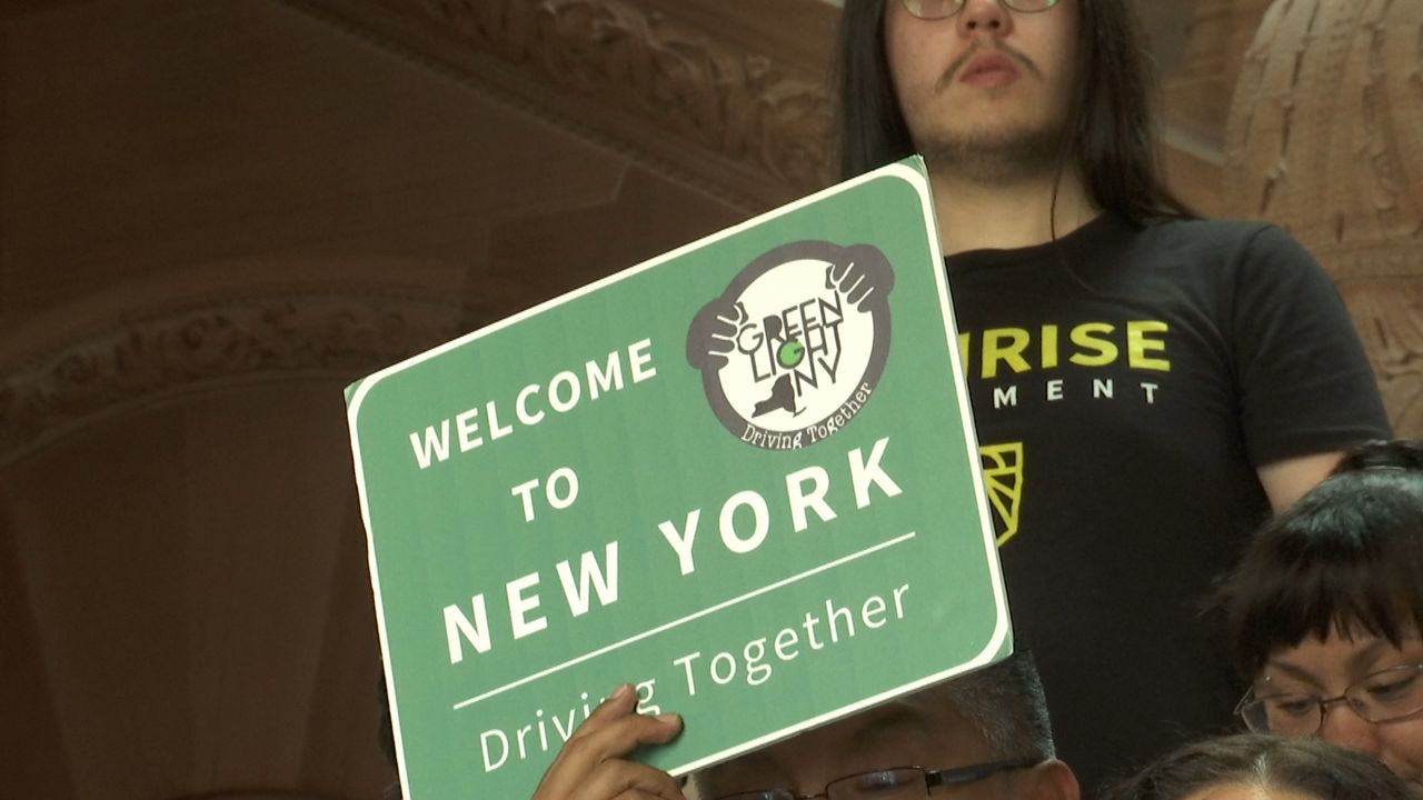  Ley “Luz Verde” permitirá a indocumentados tramitar licencia de conducir en NY